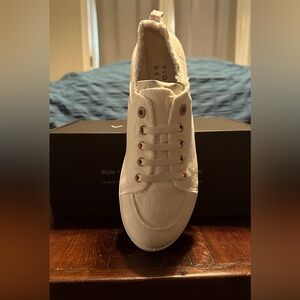 Vionic Canvas Tennis Shoes